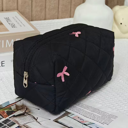 Juoda kosmetinė su rožinės spalvos kaspinukais, talpi ir stilinga