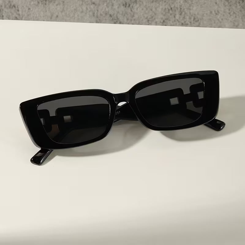 Klasikiniai juodi saulės akiniai moterims su prabangiais šoniniais papuošimais