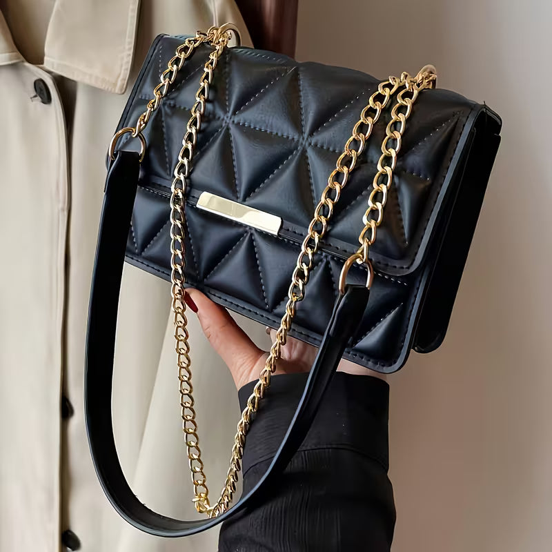 Juodos spalvos maža rankinė su auksinės spalvos grandinėle, kompaktiško dydžio