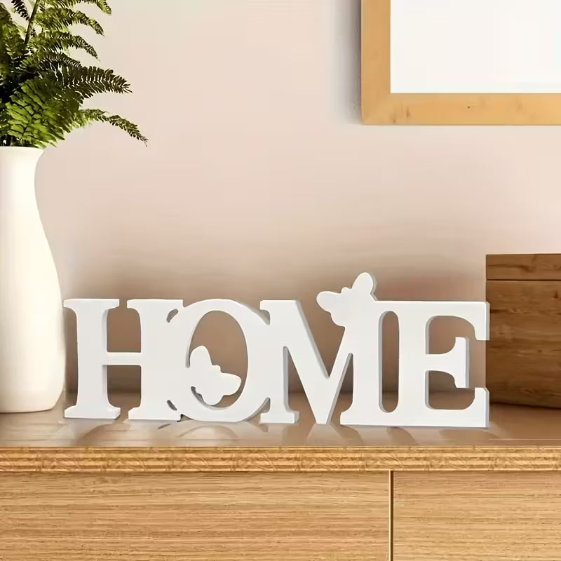 Dekoratyvinis užrašas HOME namų interjerui – šviesi stalo dekoracija