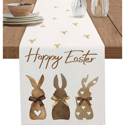 Velykinis stalo takelis su užrašu „Happy Easter“ ant valgomojo stalo