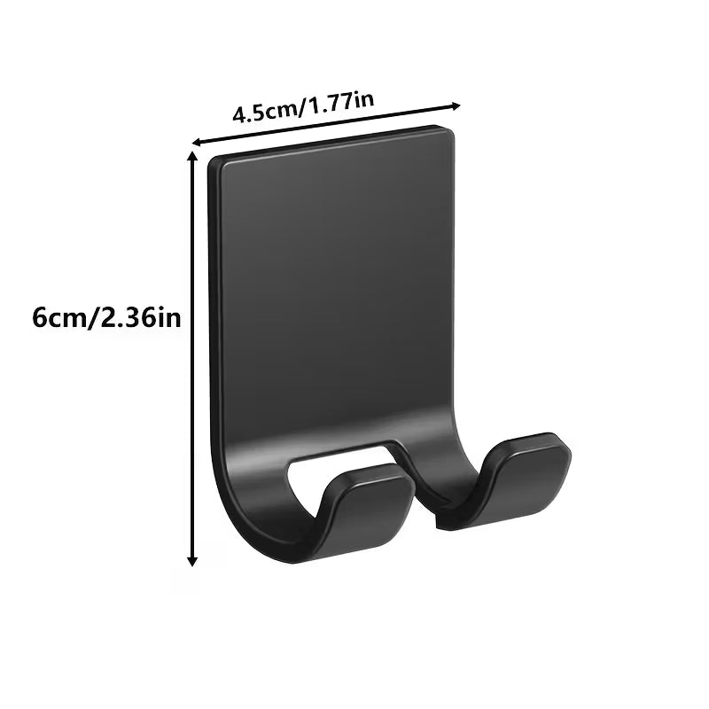 Juodi ir balti skustuvo laikikliai BASE, laikantis rankinius skutimosi prietaisus tvarkingai vonioje.