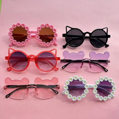 Švieži ir žaismingi saulės akiniai mergaitėms kasdieniam naudojimui.