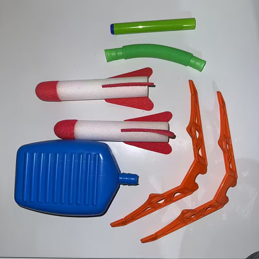 Vaikiškas lauko žaislas raketa, spalvinga raketos forma smėlio ar paplūdimio žaidimams