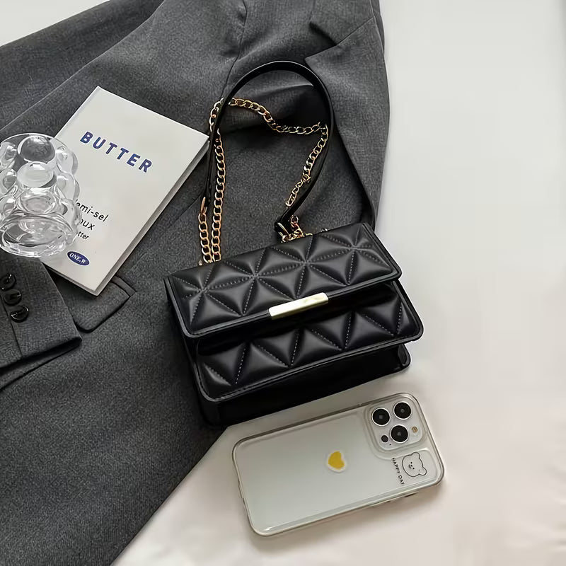 Kompaktiška rankinė su grandinėle, tinkama nešioti kaip delninuką