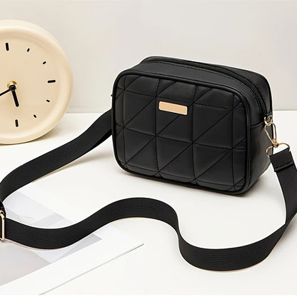 Juoda moteriška rankinė per petį su dygsniuotu dizainu ir reguliuojamu dirželiu