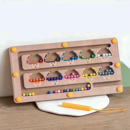 Medinis magnetinis labirintas su grybukais vaikų rankų–akių koordinacijai