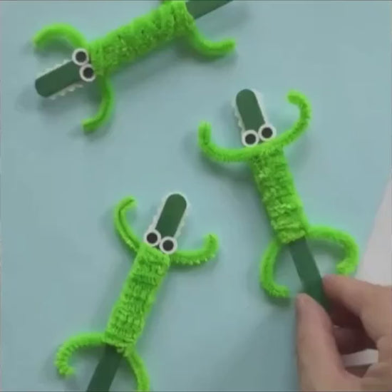 kūrybinė dėžutė rankdarbiams – spalvingos detalės, klijai ir popierius vaikų menui.