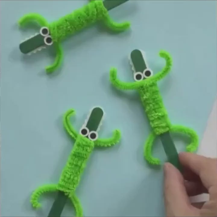 kūrybinė dėžutė rankdarbiams – spalvingos detalės, klijai ir popierius vaikų menui.